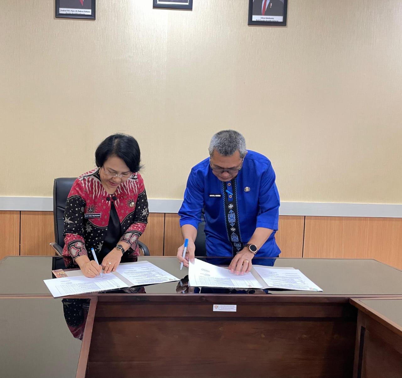 Penandatangan Berita Acara Serah Terima Arsip Statis Pemerintah Provinsi Maluku